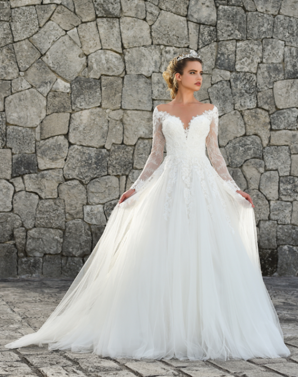 Gaun ballgown dengan kerah rendah dan tumpukan rok bervolume